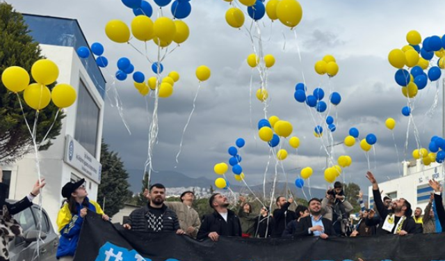 İzmir'de lösemi tedavisi süren 3 yaşındaki Afra için gökyüzüne balonlar bırakıldı