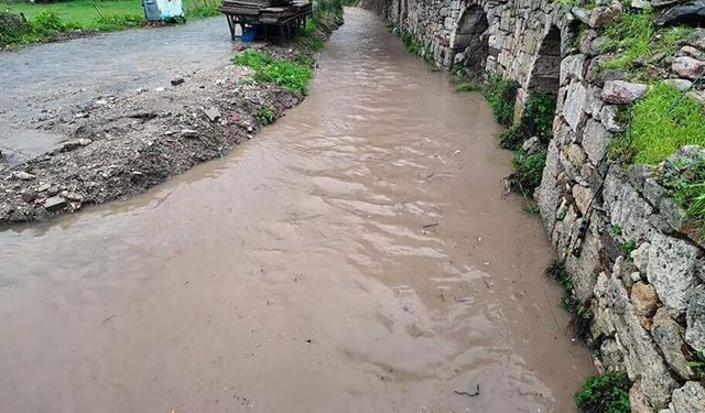 Foça'yı sel vurdu!