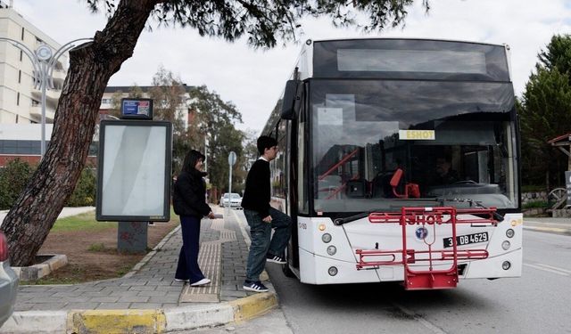 Balçova Belediyesi’nden üniversiteye hazırlanan gençlere ulaşım desteği