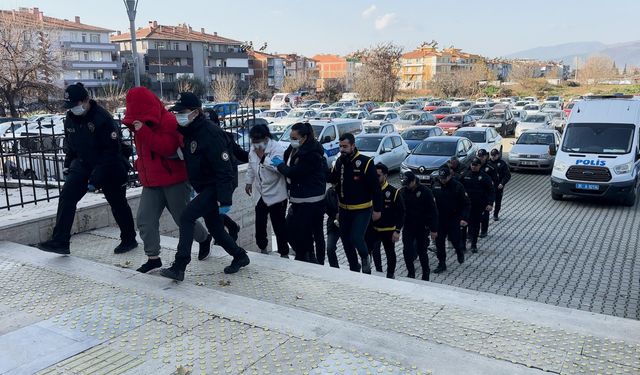 İzmir'de fuhuş operasyonuna 8 tutuklama!