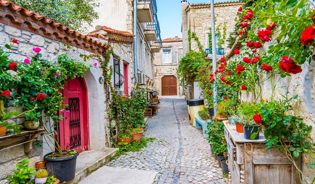 İzmir’in köy evlerine sanatçı ve zengin akını!