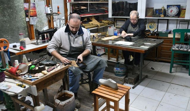 Körüklü çizme ustası, mesleğini oğluyla birlikte yaşatıyor