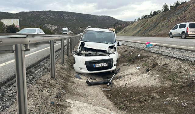 Hafif ticari araç, su kanalına düştü: 2'si çocuk 3 yaralı
