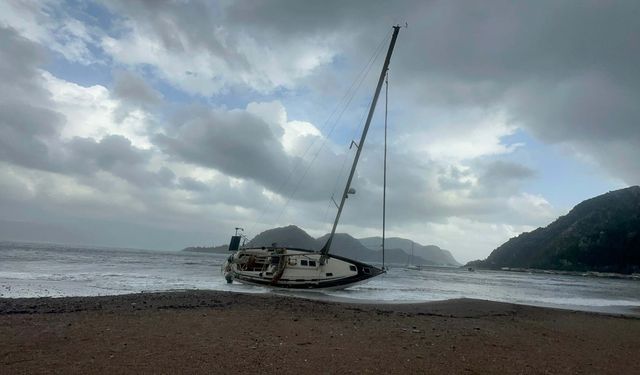 Marmaris’te fırtına; yelkenli tekne karaya oturdu
