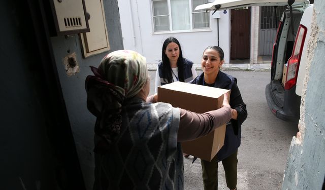 Çiğli Belediyesi’nden gıda kolisi desteği