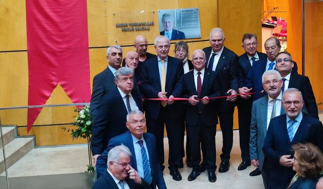 Kurdele kesildi… EBSO binası açıldı!