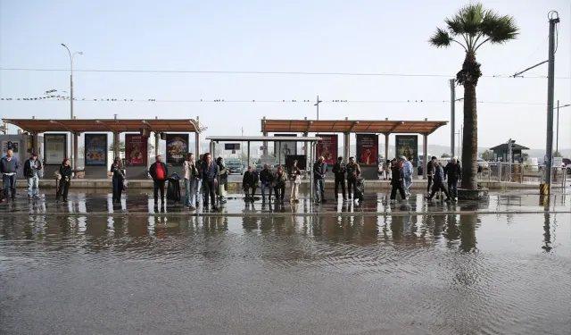 İZDENİZ’den Salı günü için kritik uyarı: 2 noktada deniz taşması riski