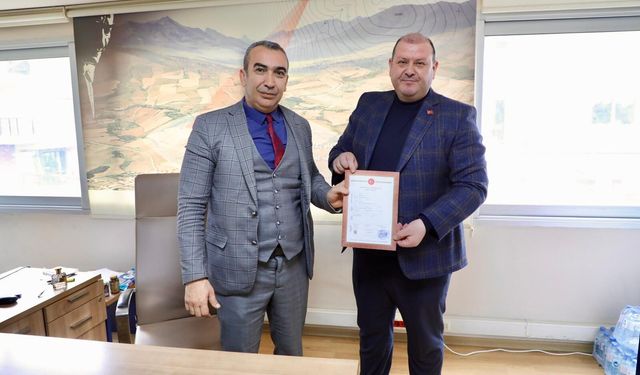 Menderes Belediyesi Ziraat Bankası’na ait iş yerinin tapusu aldı