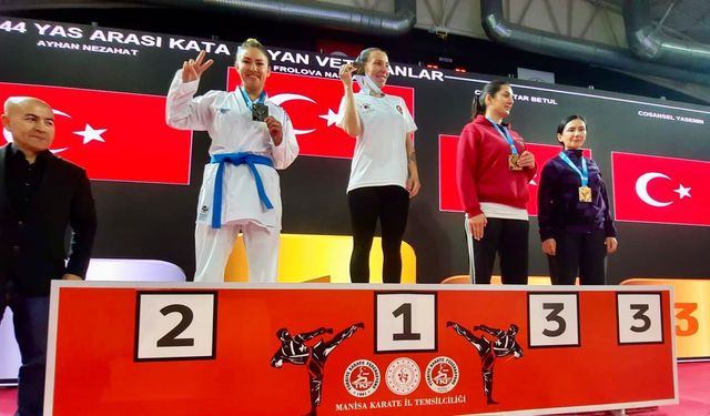 Aliağa'nın karate antrenöründen çifte başarı