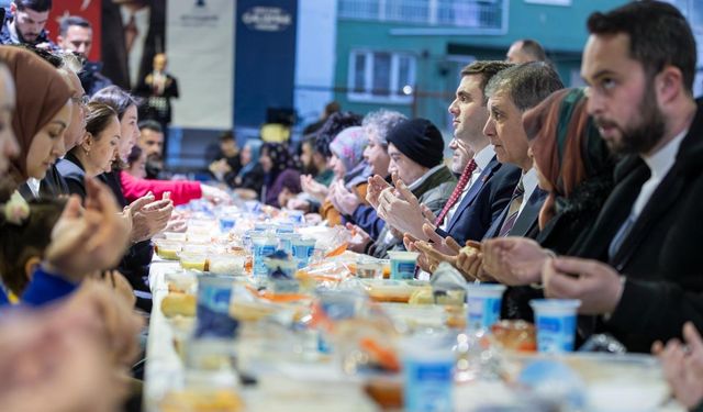 Bayraklı'da gönüller aynı sofrada buluştu... Başkan Tugay'dan birlik ve bereket mesajı!