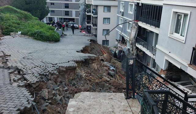 Faciaya kıl payı... İstinat duvarı evin üstüne çöktü!