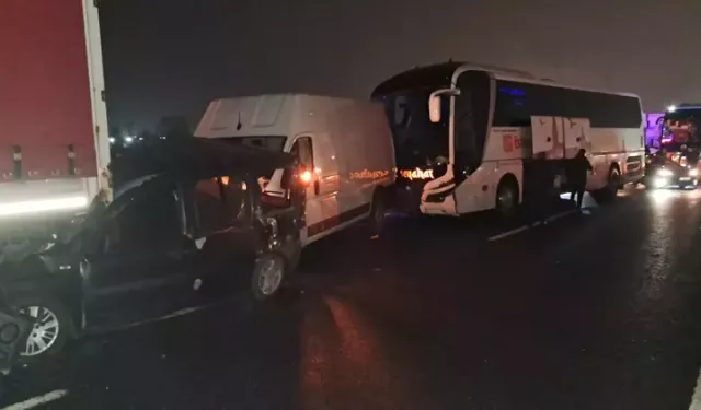 TEM Otoyolu'nda 17 aracın karıştığı kazada 7 yaralı!