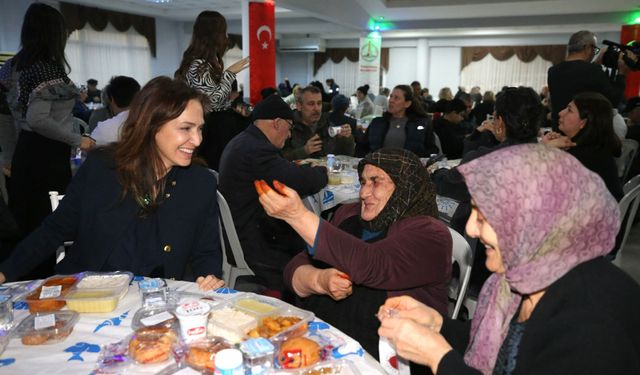 Karşıyaka’da ilk iftar sofrası Cumhuriyet Mahallesi’nde kuruldu