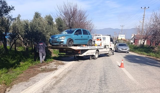 İzmir'de iki otomobil çarpıştı: 1 yaralı!