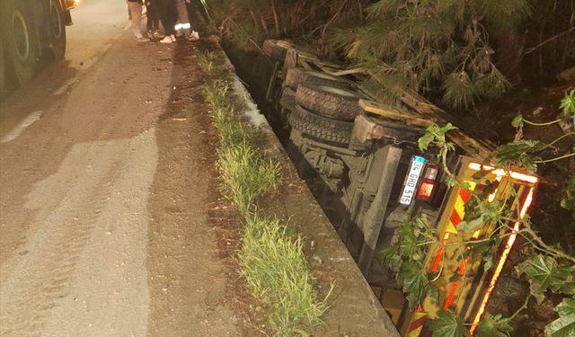 Otomobille çarpışıp şarampole devrildi: Vinç sürücüsü yaralı!