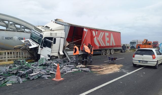 Köprü korkuluklarına çarpan tırın sürücüsü yaralandı