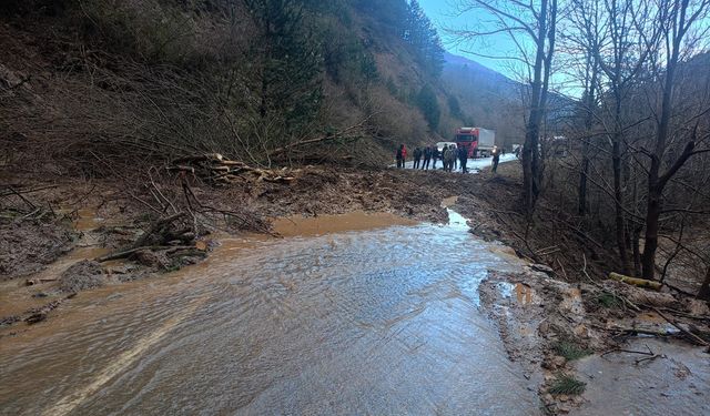 Heyelanın ardından kapanan yol açıldı