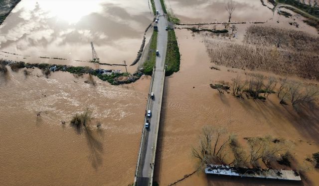 Manisa'da sağanak taşkınlara neden oldu