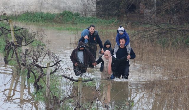 Gediz Nehri taştı... Mahsur kalan 5 kişiyi itfaiye kurtardı!