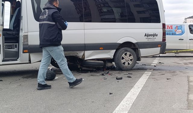 Minibüsün altına giren motosiklet sürücüsü ağır yaralı!