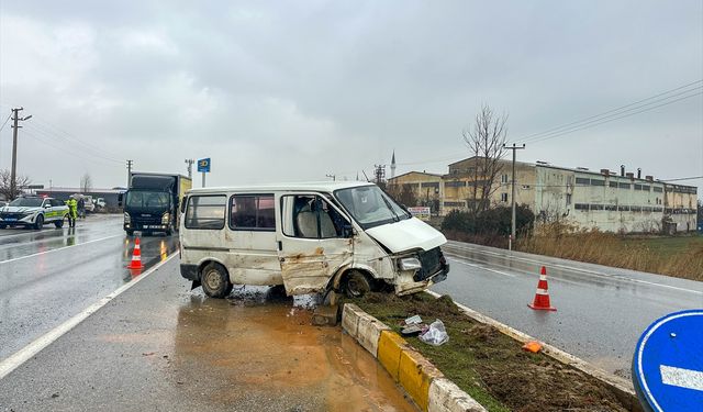 Direksiyon hakimiyetini kaybetti... Refüje çarptı!