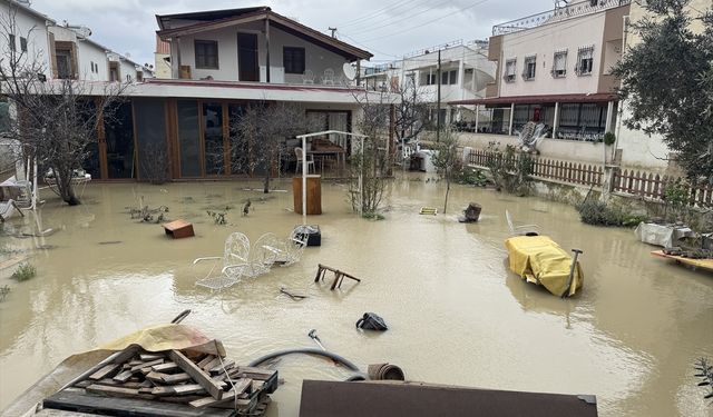 Aydın'ı sağanak vurdu: Evleri su bastı, yollar çöktü!