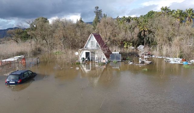 Göl taştı... Evleri ve iş yerlerini su bastı!
