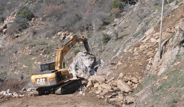Ödemiş'te heyelan: Mahallenin yolu ulaşıma kapandı