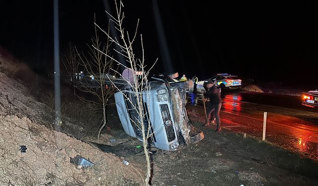 İşçi servisi şarampole devrildi: 17 kişi yaralandı