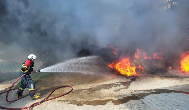Park halinde alev topuna döndü: 2 araç hurdaya çıktı!