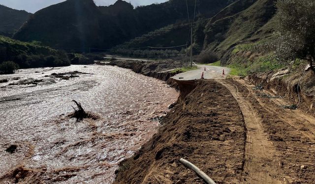 Alaşehir'de sağanak: Dere taştı, kara yolu çöktü