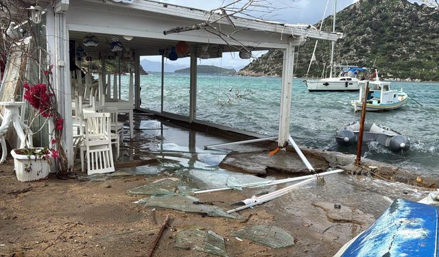 Bodrum'da fırtına: Deniz taştı, işletmelerin camları kırıldı