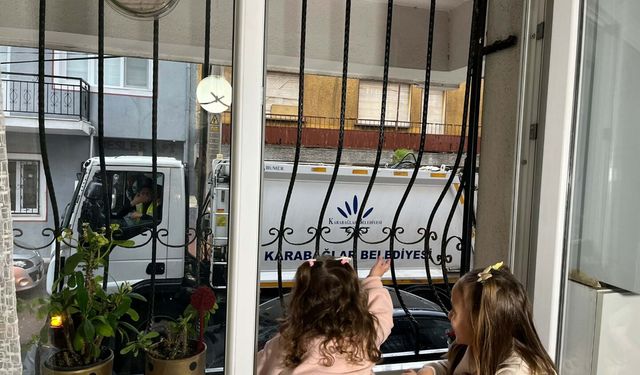 Korna çalıyor, Ayşe koşuyor: Pencerede başlayan dostluk