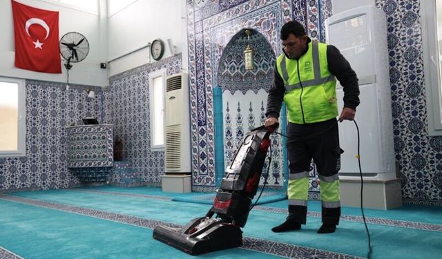 Çeşme'de Ramazan öncesi camilerde kapsamlı temizlik