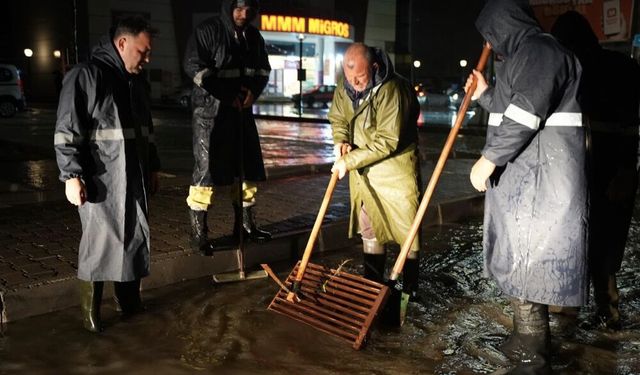 Çeşme’de şiddetli yağışa karşı kesintisiz mücadele!