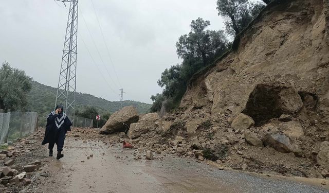 Dağdan kopan kayalar, kara yolunu kapadı