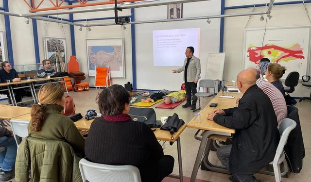 Karşıyaka’nın afet gönüllüleri eğitimlerle güçleniyor