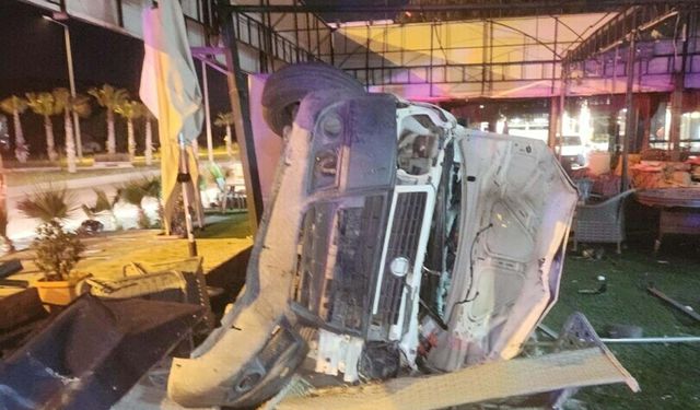 Hafif ticari araç, mağazaya girdi: 2 yaralı