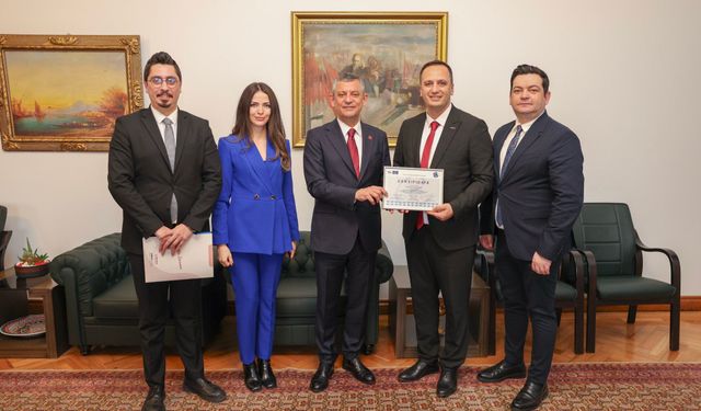 Eşki'den Özel'e ziyaret ve Avrupa ödülü takdimi!