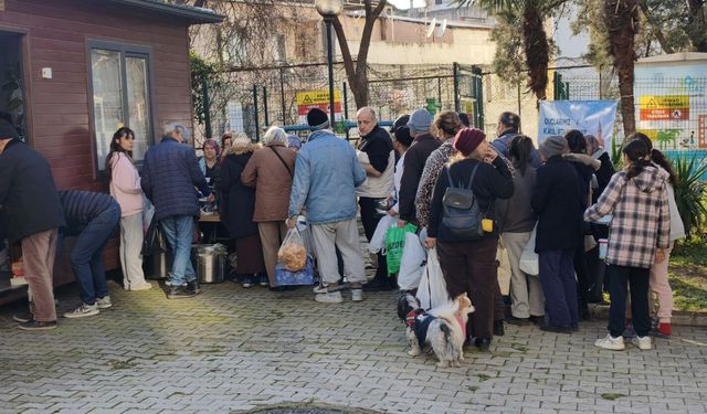 Yer: İzmir... Yoksulun iftarı!
