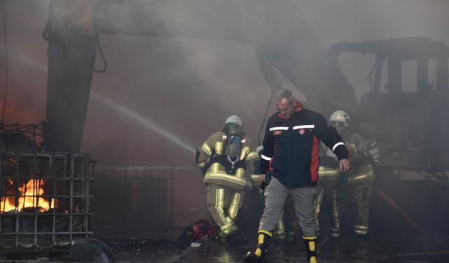 İzmir'deki fabrikada korkutan yangın!