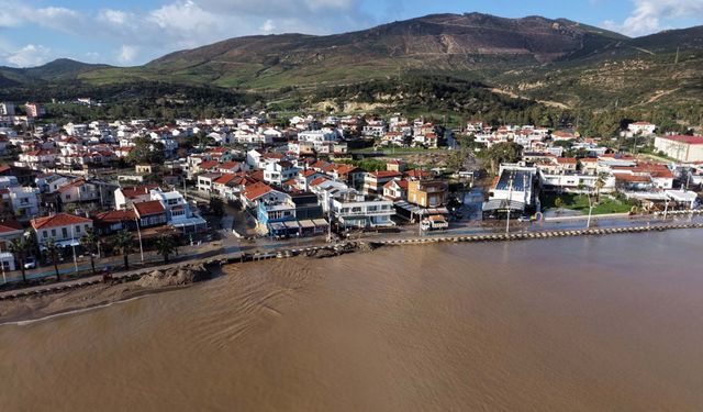 Foça'da yağış hayatı felç etti... Denizin rengi attı!