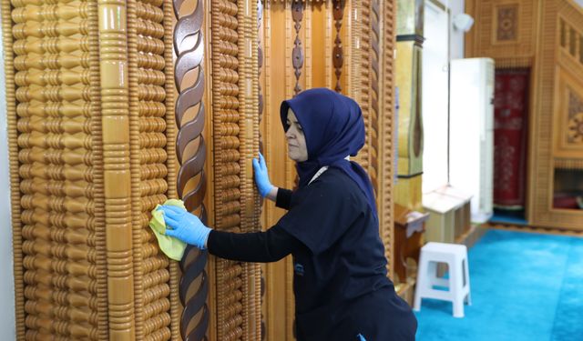Seferihisar'da Ramazan öncesi ibadethanelerde kapsamlı temizlik