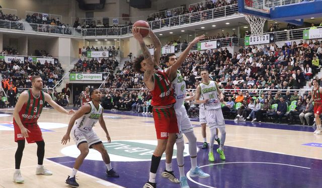 Karşıyaka potada Anadolu Efes önünde