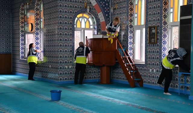 Karabağlar’da camilere Ramazan temizliği