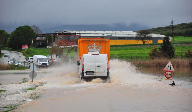 Manisa'da çay taştı: Köprü, su altında kaldı