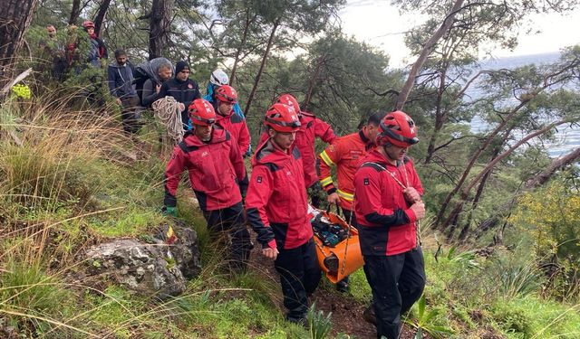 Muğla’da kayalıklardan düşen genç kurtarıldı