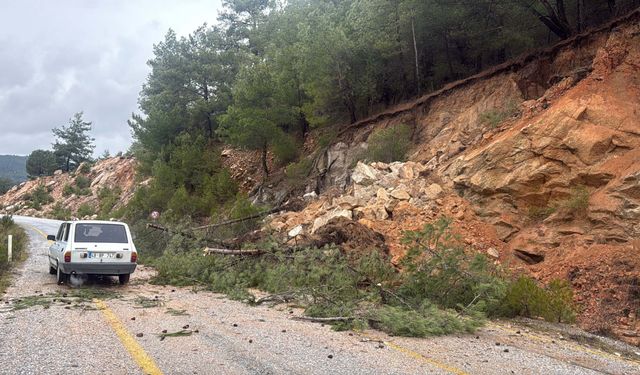 Muğla'da toprak kayması: Yol kısmen kapandı