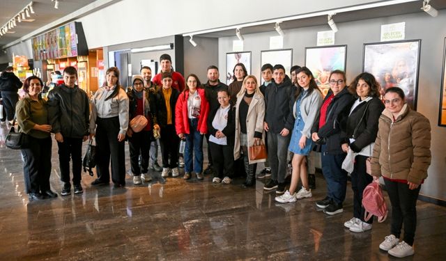 Bornova’da sinema salonu kahkahalarla doldu