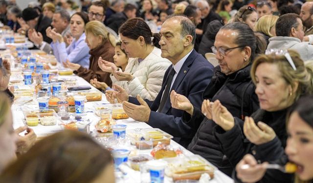 Büyükşehir'in iftar sofrası Foça'da kuruldu!